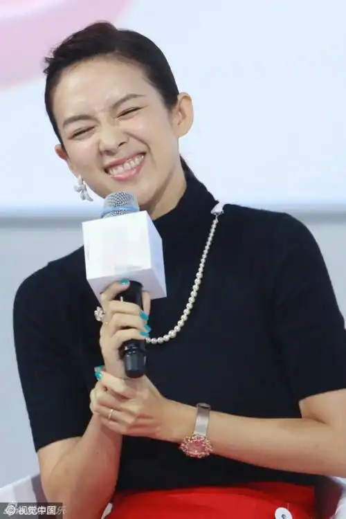 章子怡高叉裙秀美腿 灿笑秒变表情包集合