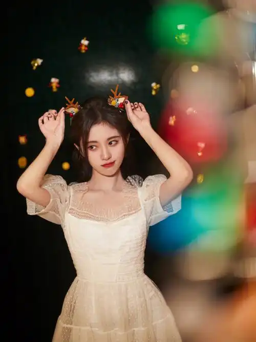 鞠婧祎穿白色薄纱连衣裙表情可爱又搞怪