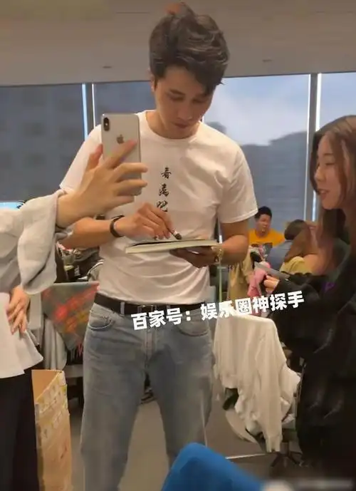 看到彭冠英和工作人员的合影,粉丝:身高悬殊!