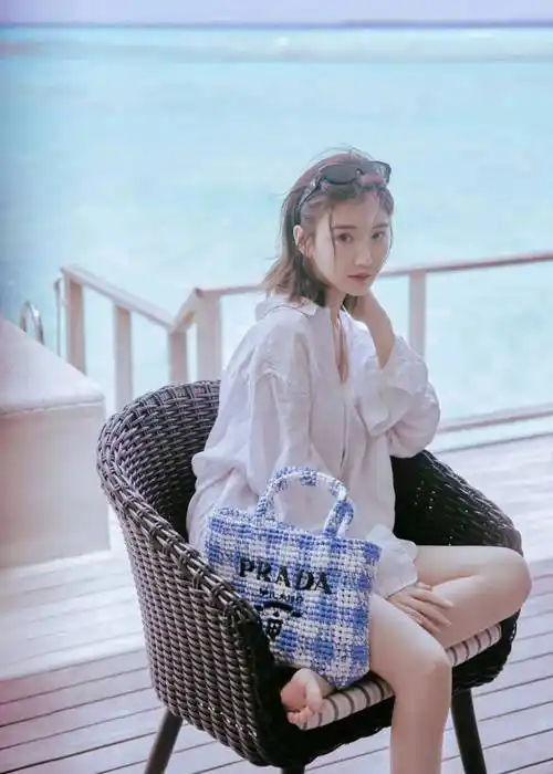 毛晓彤清纯写真,大秀白皙脚丫