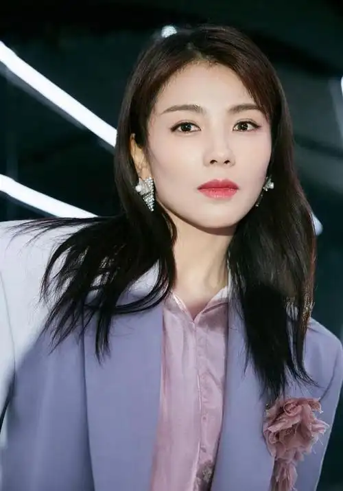 真聪明的女人西装下面不会配裙子看看刘涛你就明白了