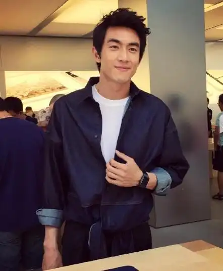 林更新携女友高调逛街!11岁年龄差被批老牛吃嫩草,女方撞脸谢娜