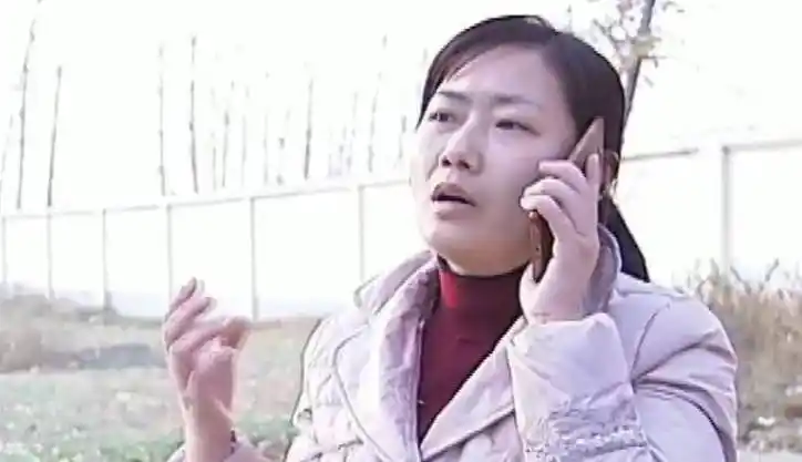 不久后,记者陪同王莹莹再度来到了顺河乡中心学校找到了该教师,当记者