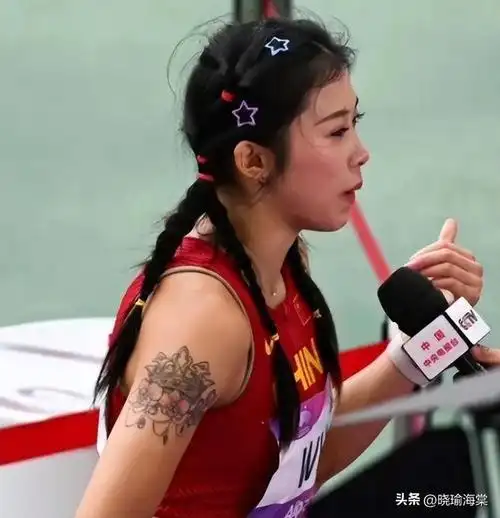 露出纹身霸气十足!吴艳妮全国大奖赛预赛8秒19第一,力压夏思凝