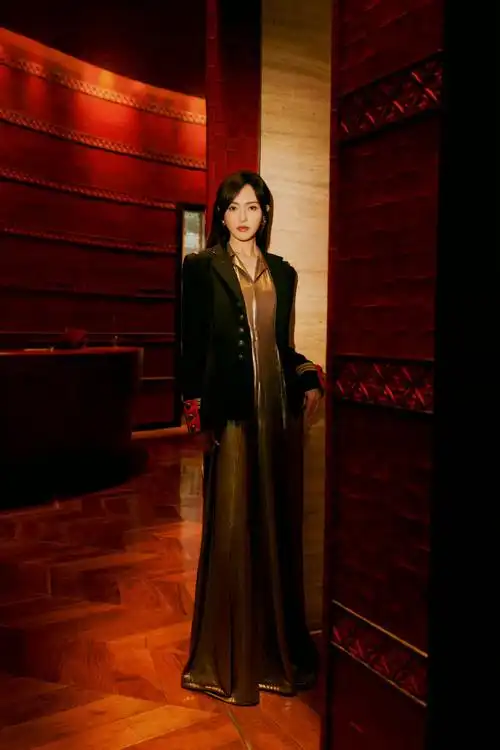 唐嫣昨晚品牌活动造型大片,身穿ralph lauren 2024春夏系列,耀眼的