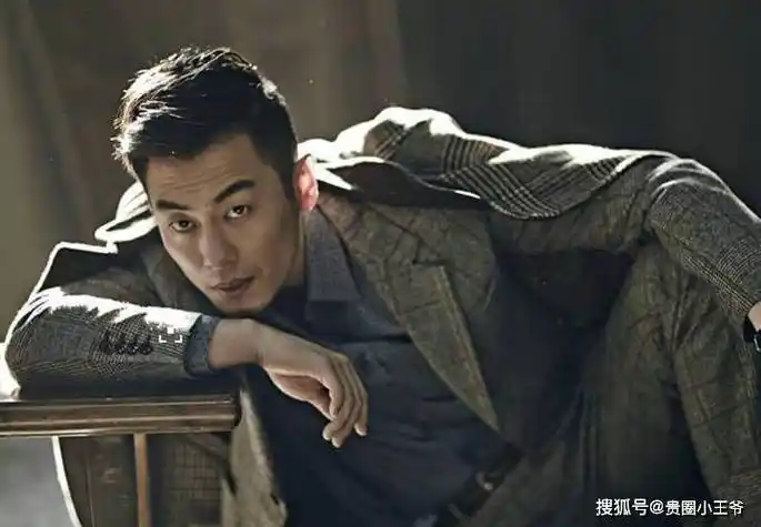 除了严屹宽,硬汉男演员朱亚文也是相当迷人.