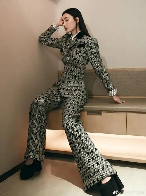 演员@王丽坤 携电视剧《经山历海》受邀出席 百年追寻……__财经头条