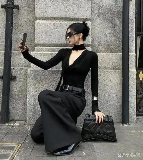 有些人穿着鲜艳的衣服,像春天的花儿一样灿烂;也有人更喜欢简单的黑衣