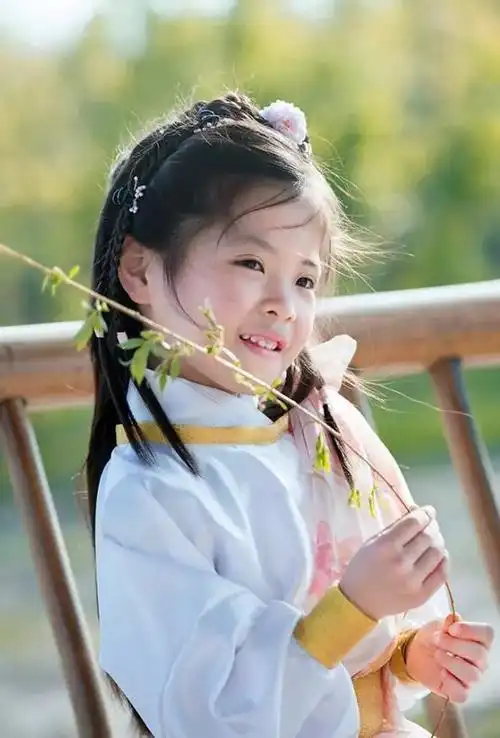 人气童星陈朵怡古装写真曝光一颦一笑美如画