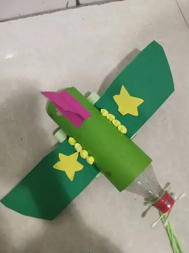 红黄蓝幼儿园"小二班"军事手工展