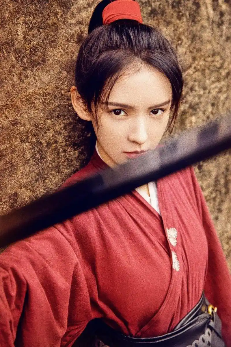 张予曦红色古装造型对比