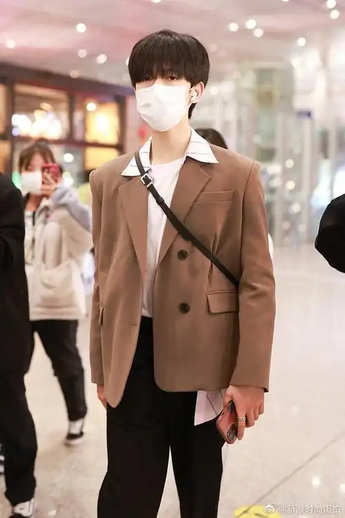 时代少年团-贺峻霖最新街拍,白色t恤打底,咖啡色西装外套叠穿条纹