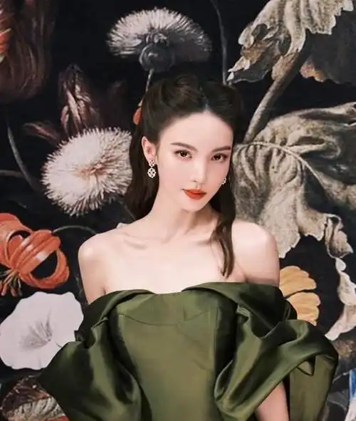 国剧盛典乔欣直接黑丝上场,金晨发型像"月野兔",露背太惊艳|抹胸|张萌