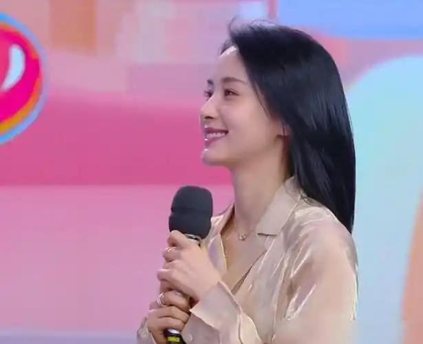 《快乐大本营》最新一期给予了大家惊喜,长头发的王子文让人眼前一亮