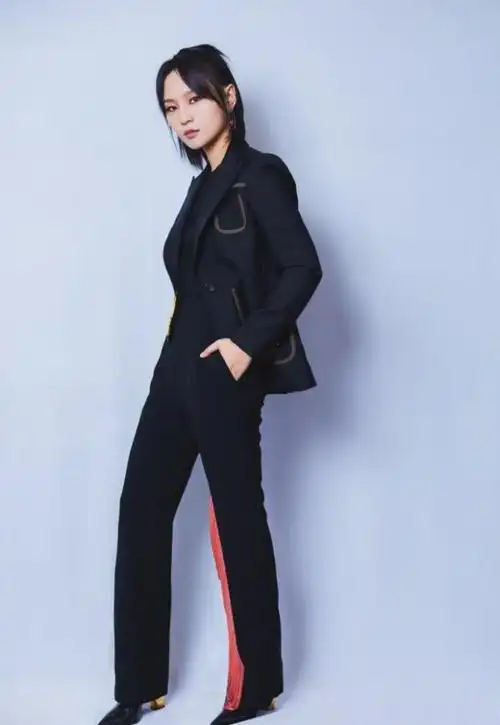 周笔畅穿史上最薄的高跟鞋,与地板融合在一起,脚咋塞进去的?