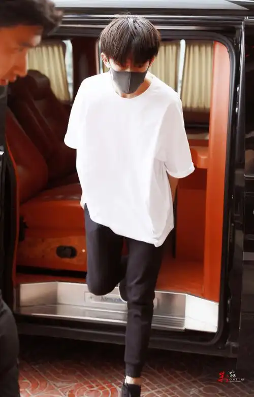 易烊千玺热血家国艳势番##一心一意,易烊千玺#白t恤 正当年庞大的