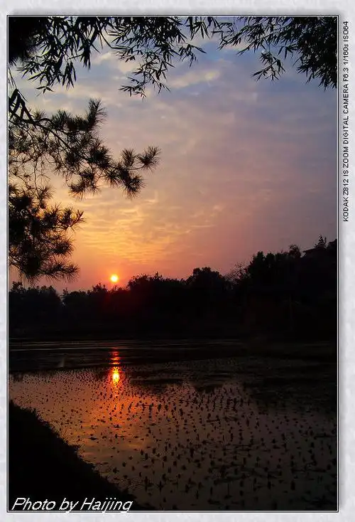 夕阳西下,山村风景如画