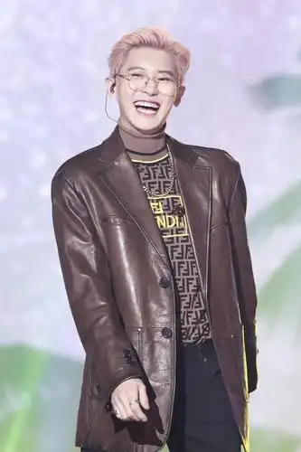 朴灿烈红色大衣现身机场,复古眼镜戴出软萌帅气,这颜值不红才怪