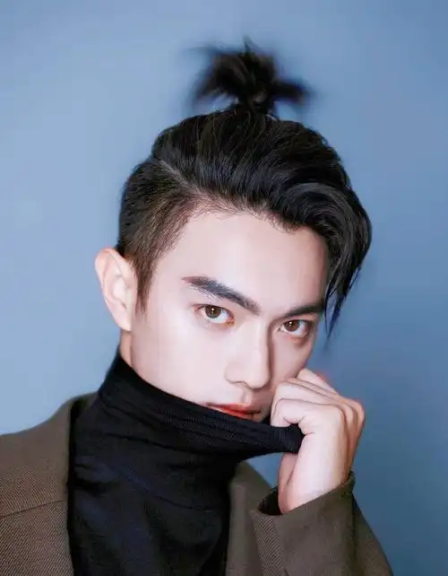 男明星也爱丸子头蔡徐坤撞上朱正廷到底谁更有范