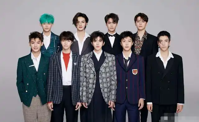 npc男团群聊天状况,蔡徐坤说话无人回复,他一月才来冒泡