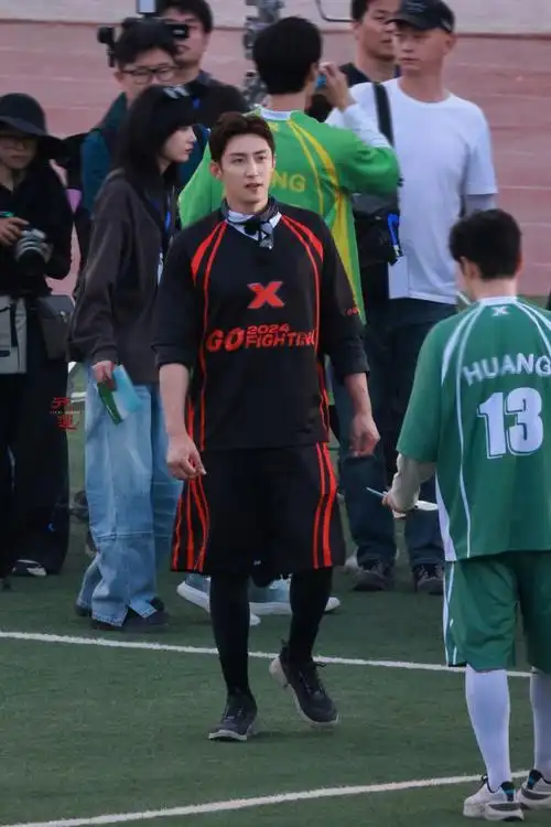 "金牌足球经纪人"71    「好运 今晚见@johnny黄景瑜」    #黄景瑜