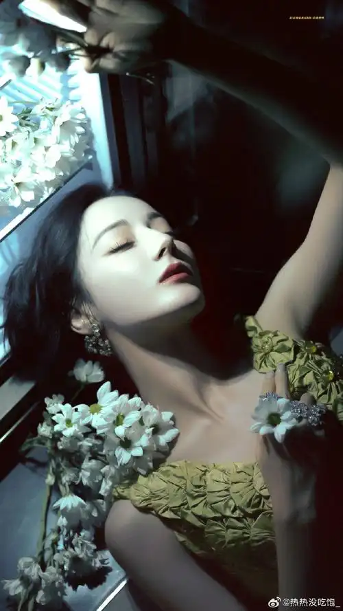 dear-迪丽热巴,文能高雅艺术,武能辣手催枭,独居三合院,全能颜值高