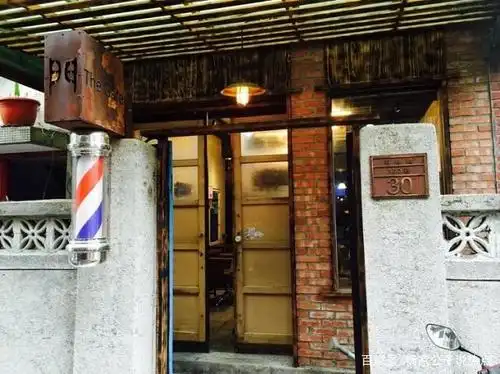 看到这种三色灯,你就知道是理发店了,它有什么特殊的含义?