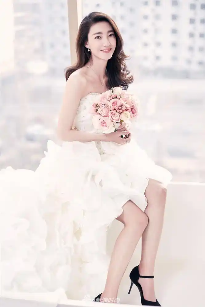 王丽坤婚纱大片曝光 一颦一笑尽显温婉大气