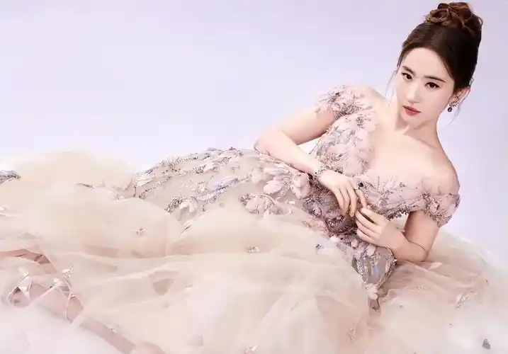 回顾刘亦菲戴千万珠宝出席活动生图曝光被网友吐槽确实是胖了