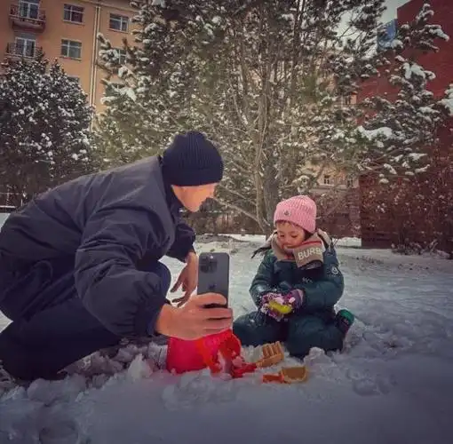 王阳一家度假3岁女儿戴2000元发箍长相标致从小在蜜罐里长大