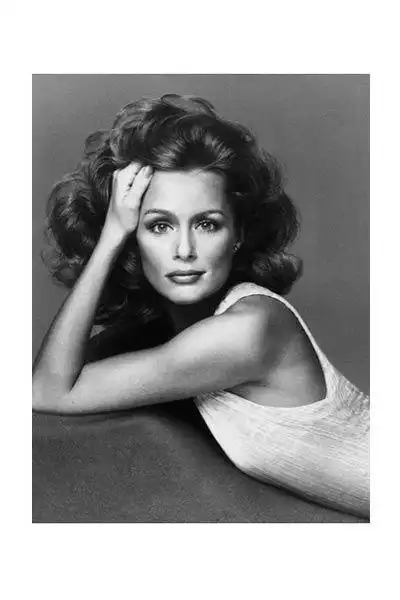 投足都成为人们关注的焦点,而她这款富有波浪感的发型更是成为经典,算