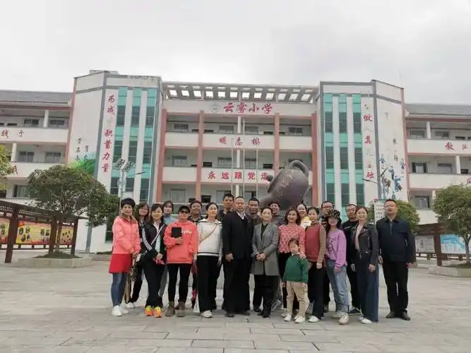 【媒体看教育】广州爱心企业人士到贵定县开展捐资助学捐赠活动