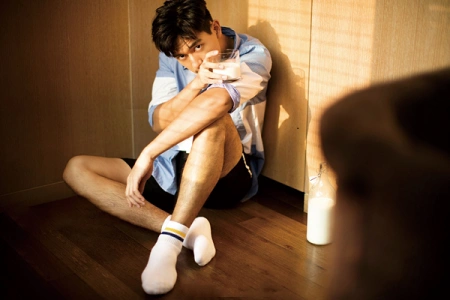 李现最新封面图曝光,照片中他的腿似乎消失不见了,明星搞笑的错位还有