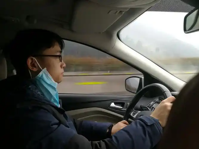 看,我儿子开车潇洒吧!