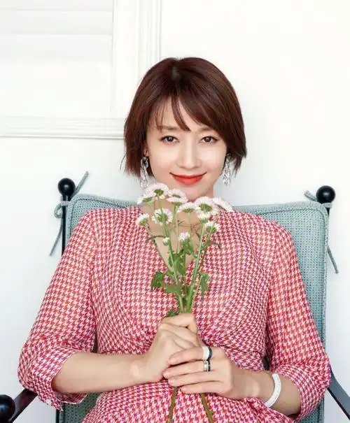 48岁马伊琍罕见晒图!穿格纹连衣裙配短靴,单身生活越过越年轻