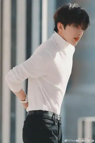 蔡徐坤的身材比例也太好了吧 这逆天的大长腿,肌肉线条好好看