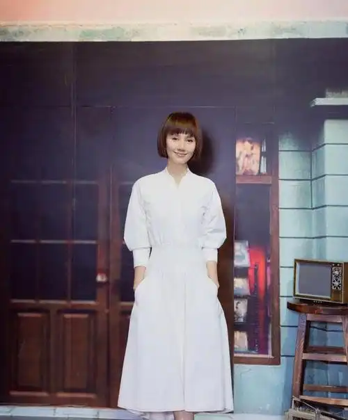 袁泉的气质真绝了!白t恤配牛仔裤舒适简约,朴素穿搭难掩高级感