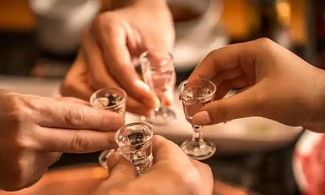 三伏喝4酒大步肆意走指哪4酒若想喝酒不出事提前了解