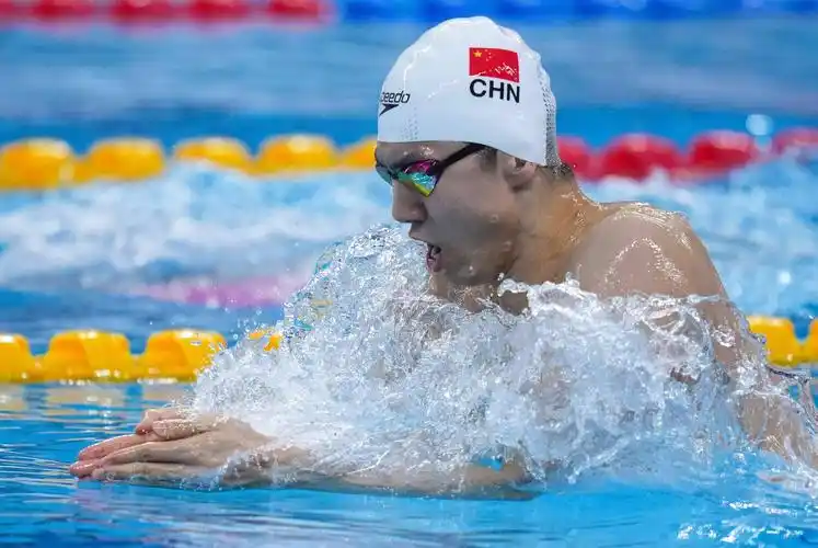 游泳全国冠军赛闫子贝获男子200米蛙泳冠军