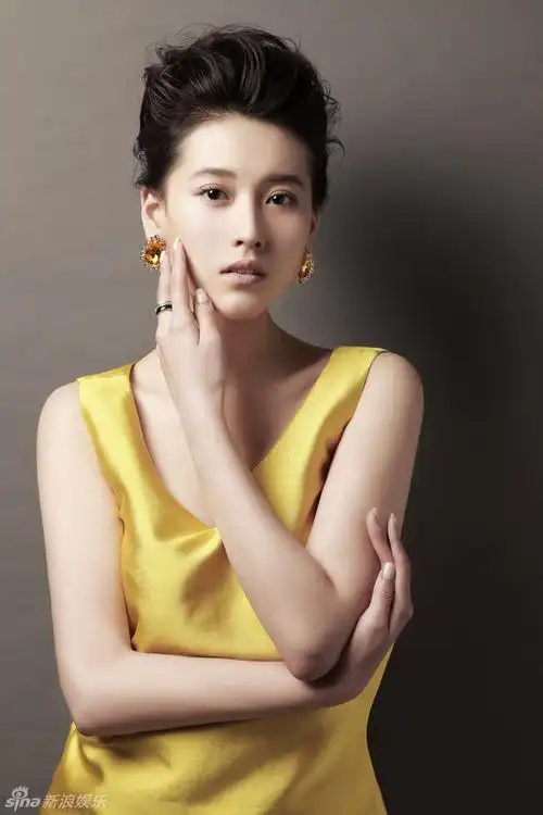 宁丹琳夏日写真冷艳卖萌两不误