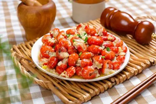 美味休闲小吃炒蒜茸龙虾尾