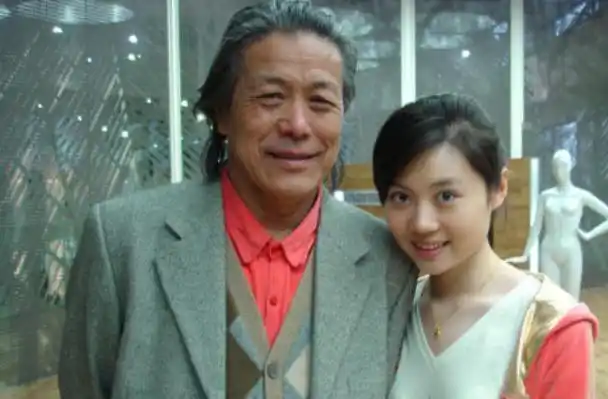 中,年纪虽小但戏龄已经十几年的张妍,在面对首次触电的袖珍演员朱洁时