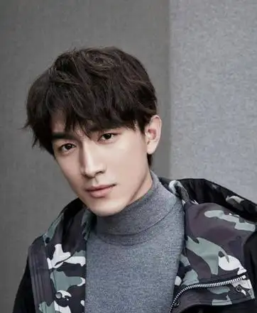 34岁林更新因病入院穿裤衩走路显虚弱健硕保镖保护左右