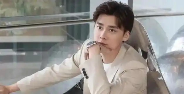 李易峰嫖娼事件揭秘:娱乐圈道德底线何在?