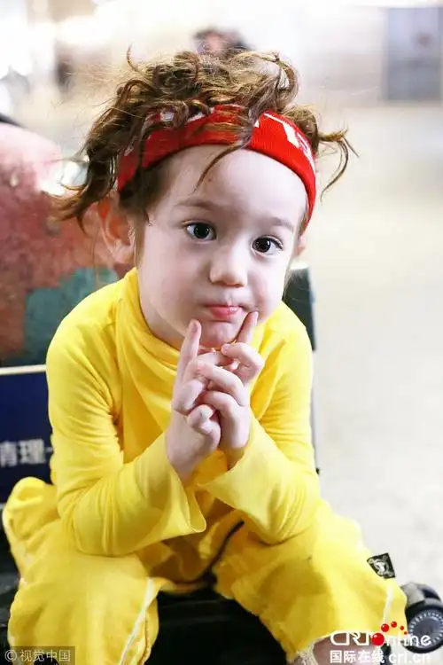 jackson变身q版李小龙 坐行李车上思考人生表情萌翻天