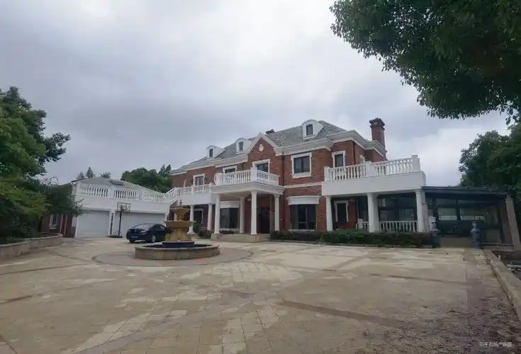 世茂佘山庄园(一期)7室2厅6卫885.89㎡南8500万