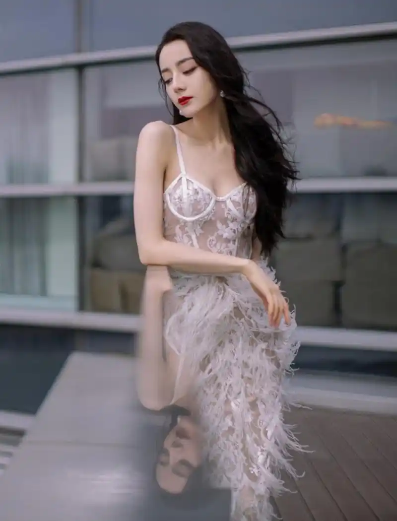 迪丽热巴手滑进了梦海直播间这套图来自于迪丽热巴2021年腾讯视频拾光