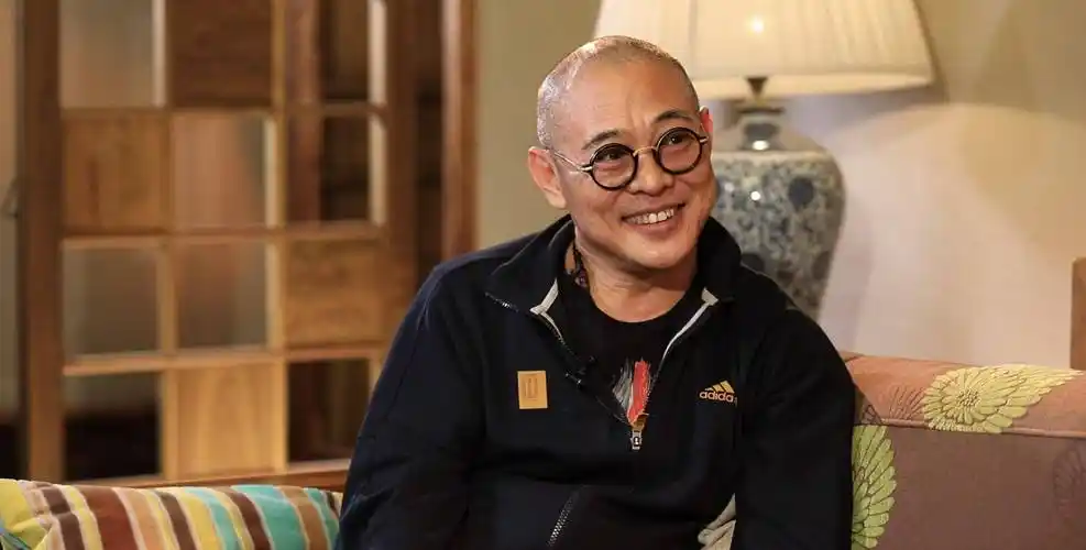 李连杰被拍现状,现身五台山,身体消瘦整天吃斋念佛看着都心疼_佛教