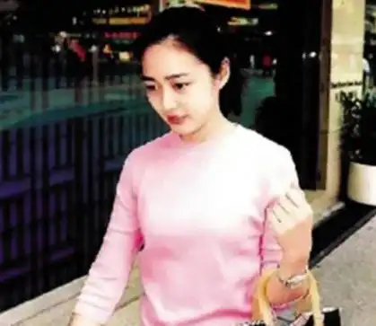 朱丽倩(资料图)刘德华向歌迷展示女儿照片(资料图)据香港媒体报道