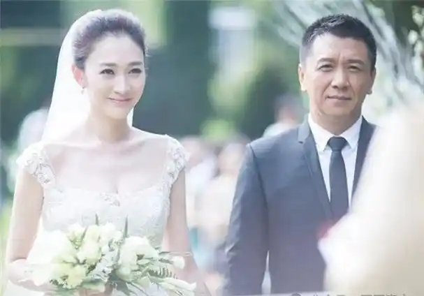 原创李小冉为梅婷前夫两次怀孕她终于清醒嫁彩礼5亿老公47岁人间